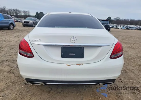 2017 Mercedes-Benz C 300 z USA, uszkodzony, nr VIN 55SWF4JB0HU192516